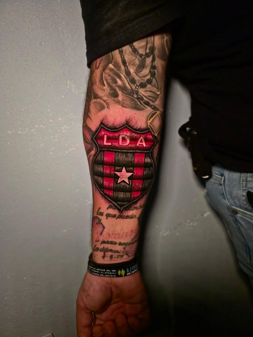Tatuaje escudo LDA con detalles en color