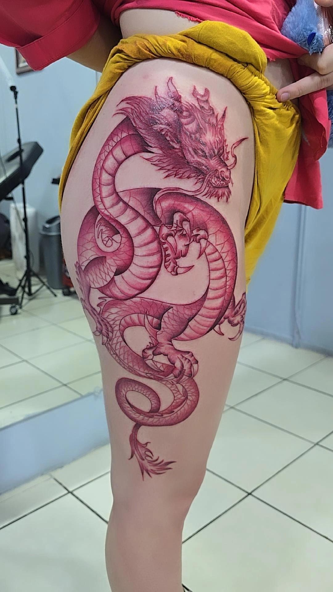 Tatuaje dragón rojo en pierna
