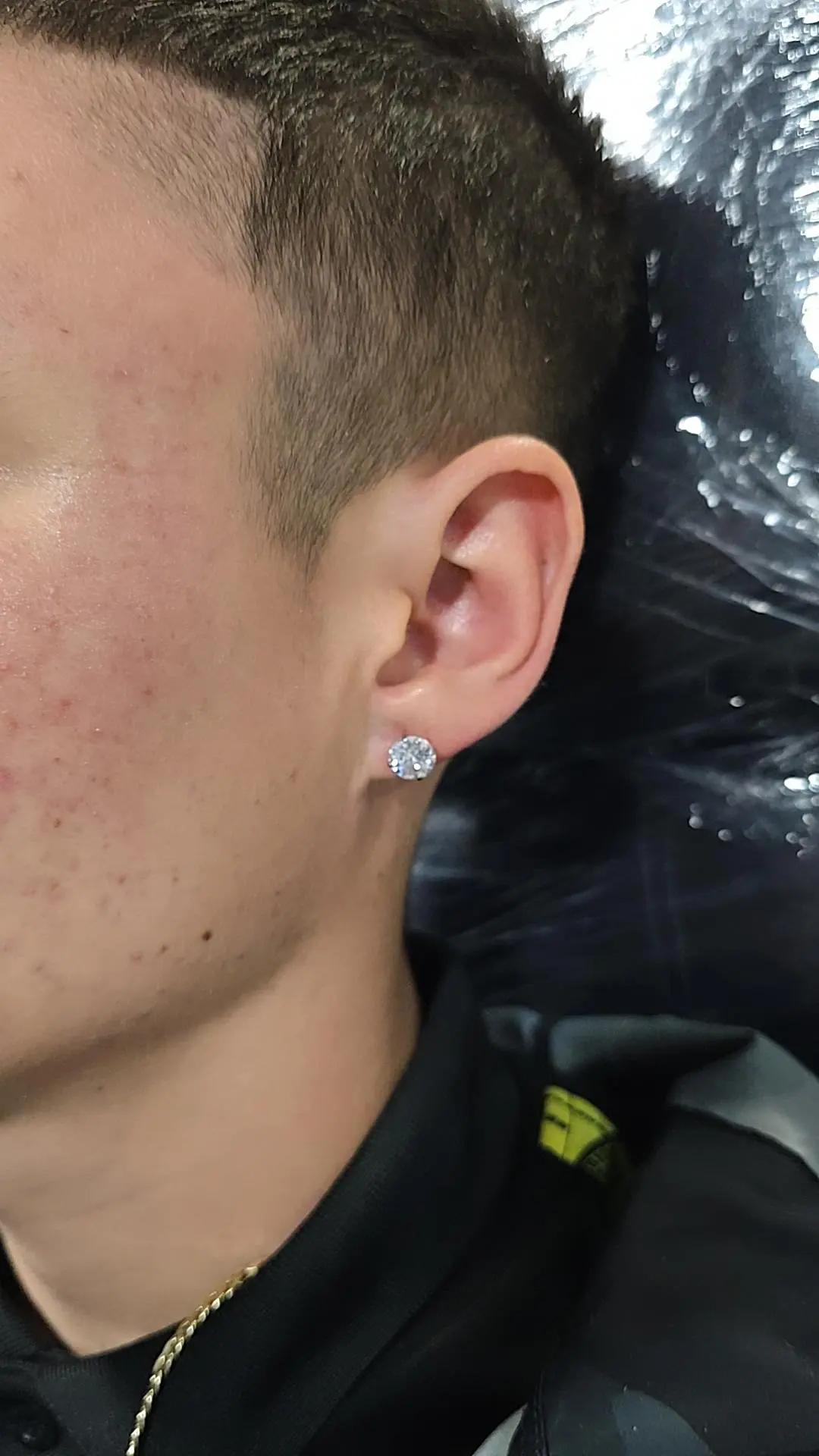 Piercing de lóbulo con diamante