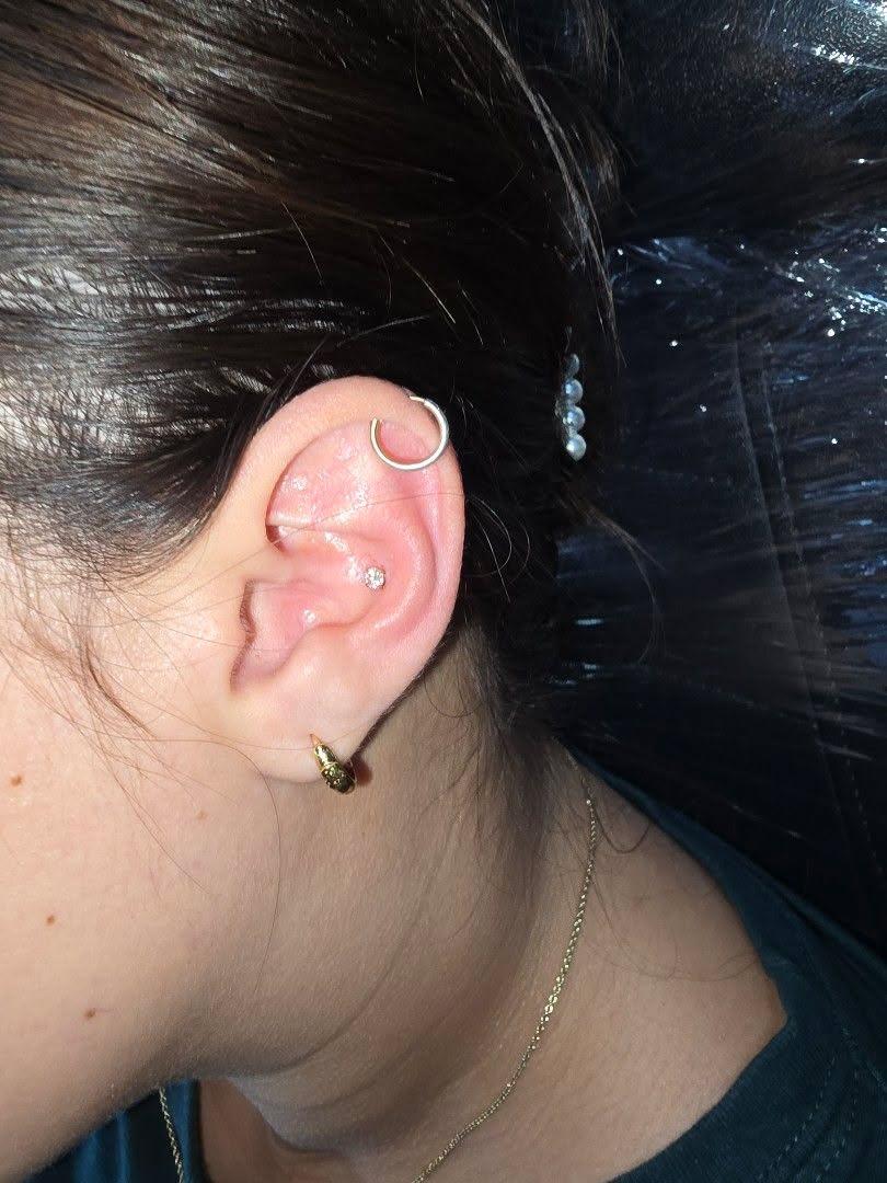 Piercing helix con aro dorado