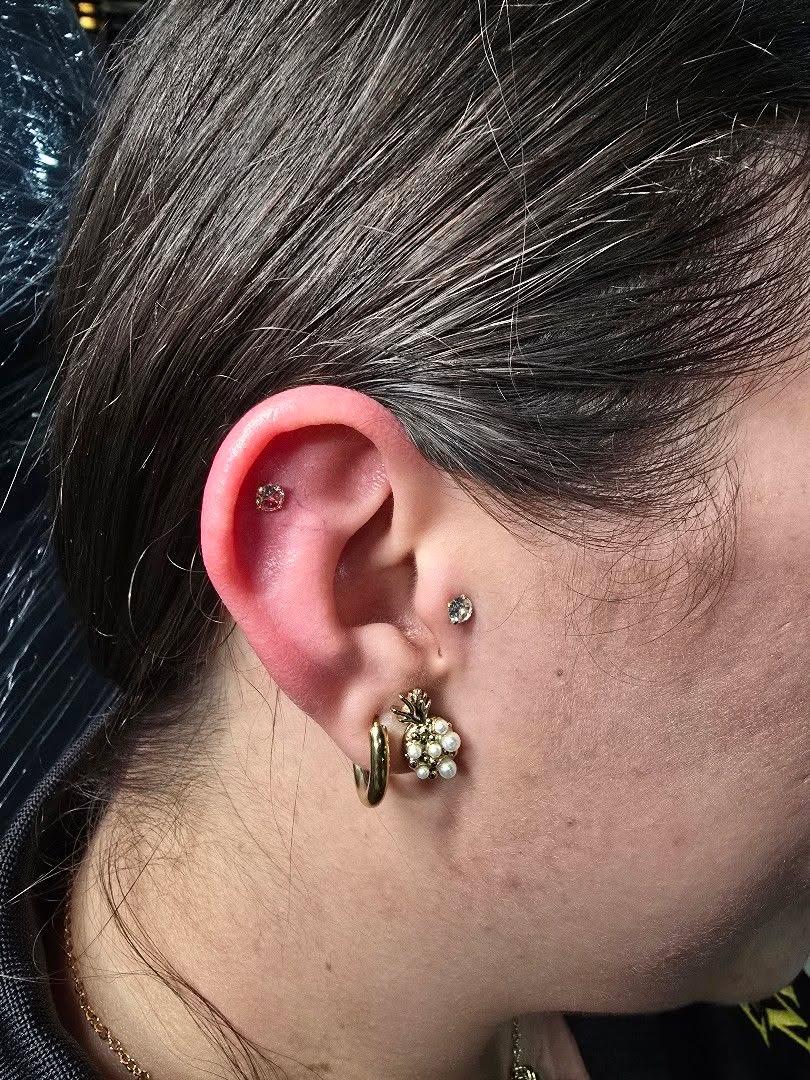 Múltiples piercings de oreja