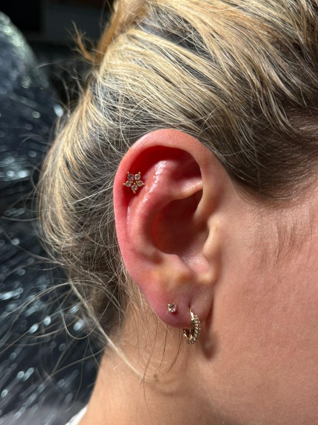 Piercing flat con flor